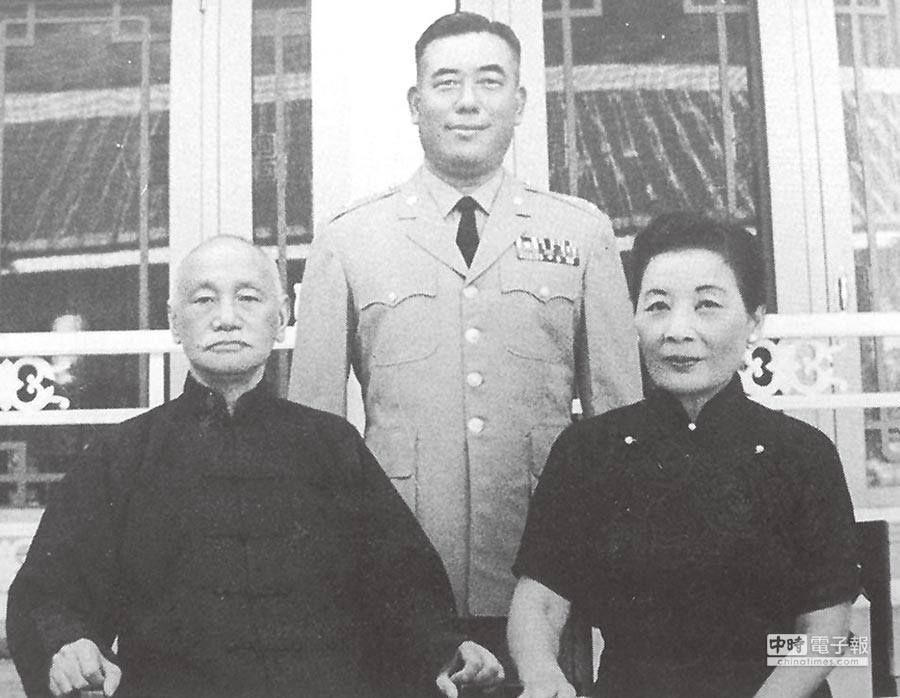 蔣中正、宋美齡與郝柏村合影