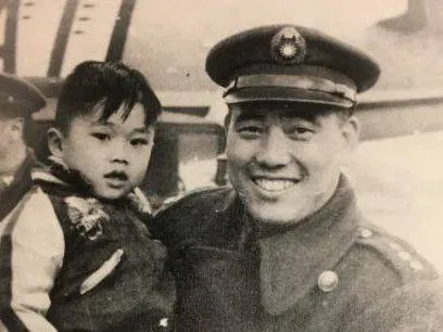 Hau Pei-tsun with his son Hau Lung-bin as a child