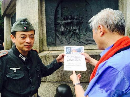 This is a Japanese man wearing a uniform imitating that of Nazi Germany. He called on the German Chancellor to visit the German war cemetery, suggesting that Germany should learn from its former ally, Japan, in this regard.