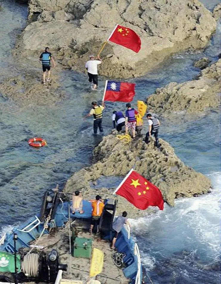 中華民國青天白日滿地紅國旗與中共五星旗一起登陸釣魚台宣示主權