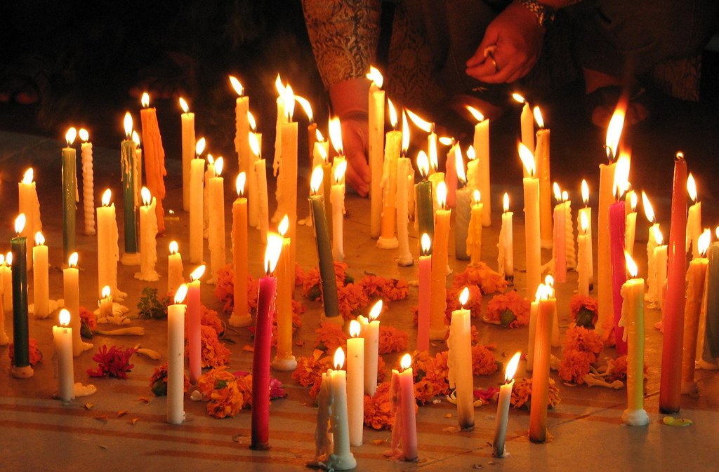 點亮蠟燭，哀悼紀念傷亡者。